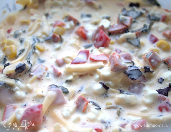 Перемешать. Я еще влила рассол из баночки после кукурузы.