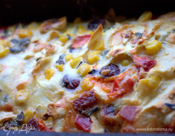 Поставить в разогретую духовку на 30 минут при 180°C. Или смотрите по своей духовке, главное, чтобы яичная форма схватилась.