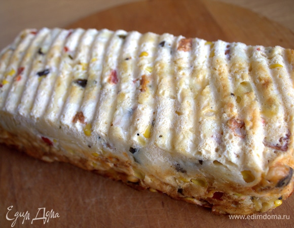 Для удобства мягкую силиконовую форму я вложила в металлическую и так запекала, и дно не сильно зажарилось.