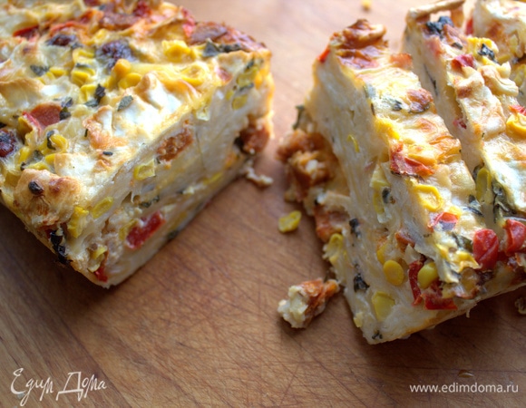 Остывший или слегка теплый пирог нарезать.