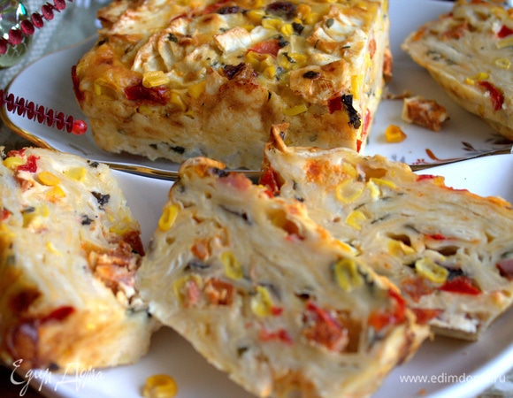 Лавашные слои легко видны, пропитаны заливкой.