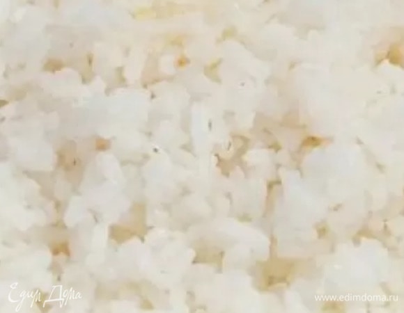 Рис отвариваем обычный или для суши. Добавляем рисовый уксус, соевый соус.