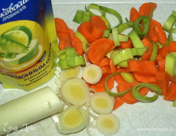 Нарезать кружками нежно-зеленую и белую части лука-порея, морковь — полукольцами.