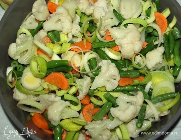 В жаропрочную посуду выкладываем стручковую фасоль, цветную капусту, лук-порей и морковь. Все перемешиваем.