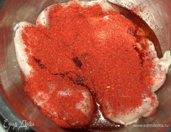 Куриное филе промыть, обсушить. Выкладываем в миску и добавляем приправу для курицы и растительное масло.