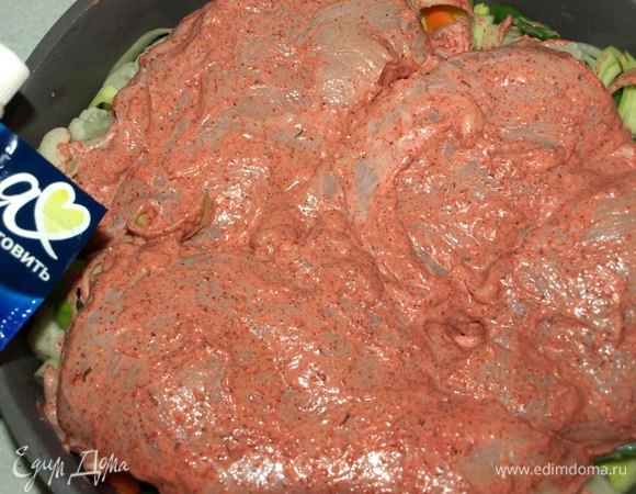 Сразу выкладываем на подготовленную овощную подушку. И отправляем в заранее разогретую до 180°С духовку на 25 минут.