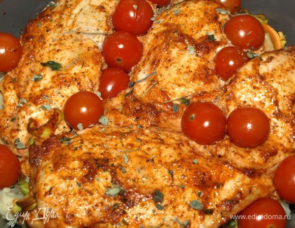 Достаем через 30 минут и добавляем помидоры черри, посыпаем сухим орегано и отправляем еще на 15–20 минут.