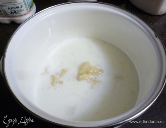 В молоко добавить щепотку соли, пюре банана и ванилин.