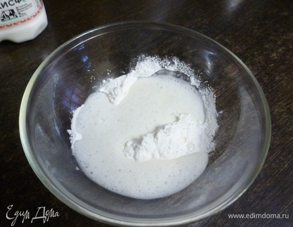 Развести крахмал молоком или водой до однородности. Сколько класть крахмала — решайте сами, от этого зависит густота напитка. Или ориентируйтесь на инструкцию на упаковке.