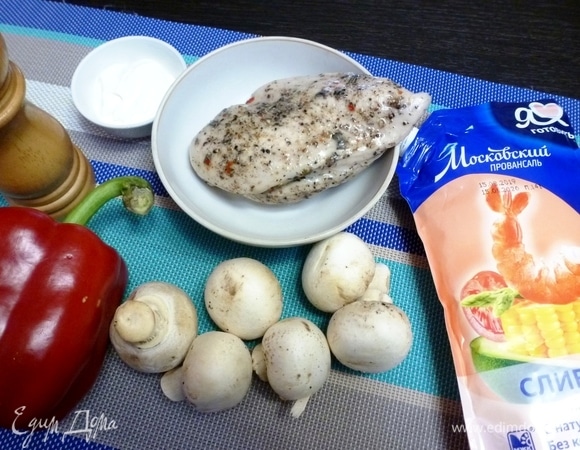 Подготовить ингредиенты для салата. Шампиньоны у меня свежие. Куриное филе надо натереть солью и перцем, а затем запечь в фольге или обжарить на среднем огне, стараясь не пересушить мясо.