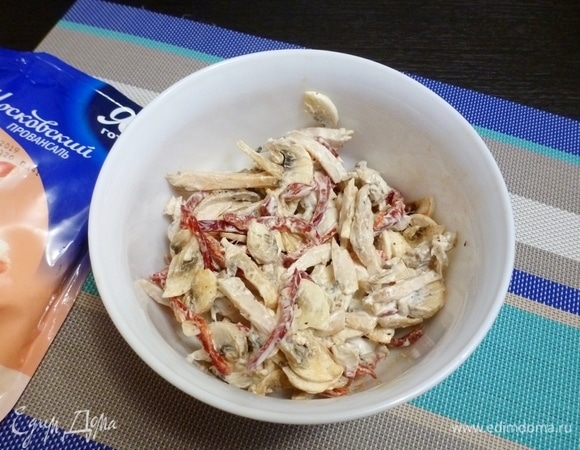 Заправить салат майонезом ТМ «Московский провансаль».