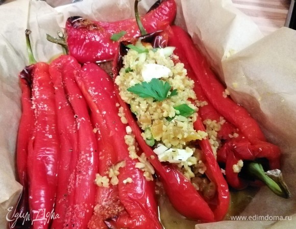 Осторожно сделать надрезы на перцах. Резать вдоль только верхнюю часть и стараться не повредить нижнюю. Наполнить перцы булгуром.