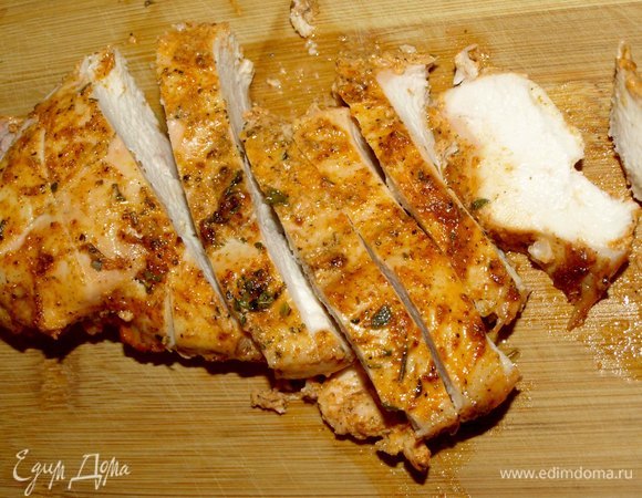 Достаем готовое блюдо. Даем отдохнуть 5–10 минут. Филе выкладываем и нарезаем.