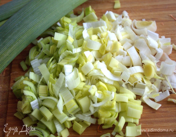 Порей нарезать.