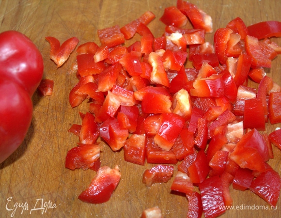 Перец нарезать.