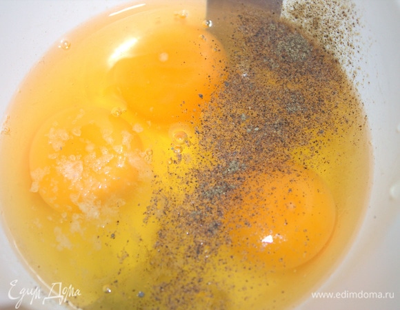 Для теста яйца посолить, поперчить.