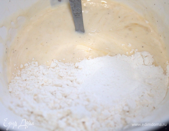 Всыпать муку с разрыхлителем.