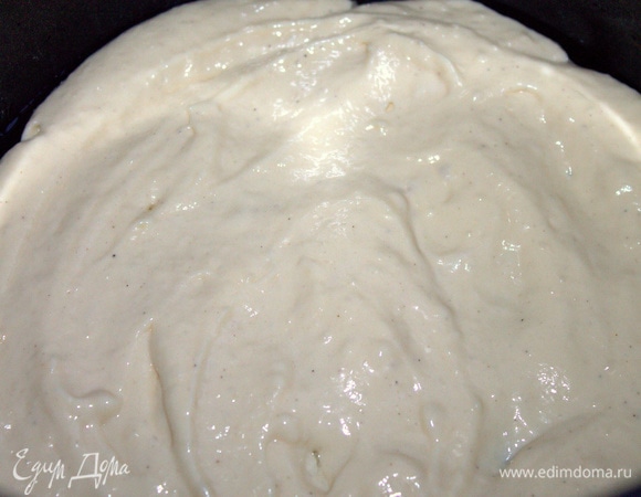 Получается тесто, как сметана. Половину вылить на дно смазанной чаши.