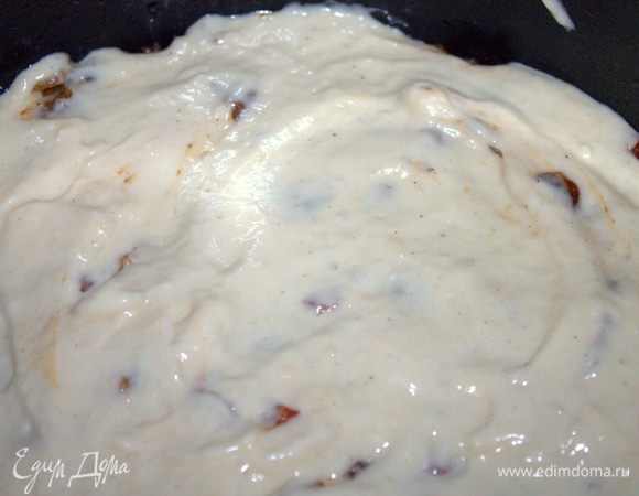 Остальное тесто — ровным слоем на начинку.