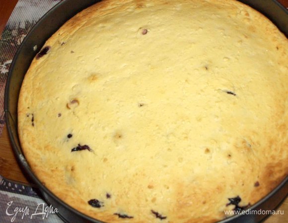Отправляем в заранее разогретую до 180°C духовку. Выпекаем 1 час. Проверить готовность бамбуковой палочкой. Достать готовый пирог из духовки. Даем остыть. Извлекаем пирог из формы.