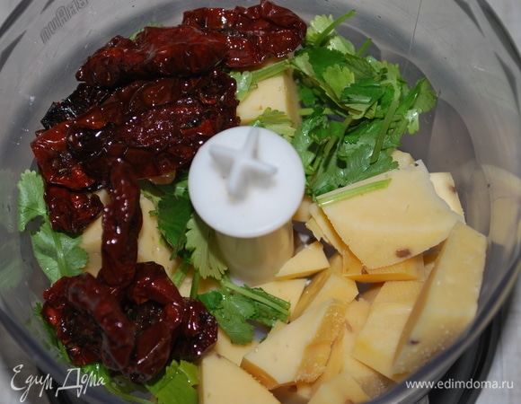 Пока сыр в духовке запекается, соедините в блендере вяленые помидоры, свежую кинзу и сыр (у меня сыр с грецким орехом). Хорошо все взбейте с помощью блендера.