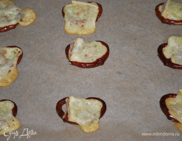 Брецели с сыром готовы. Сыр хорошо запекся.