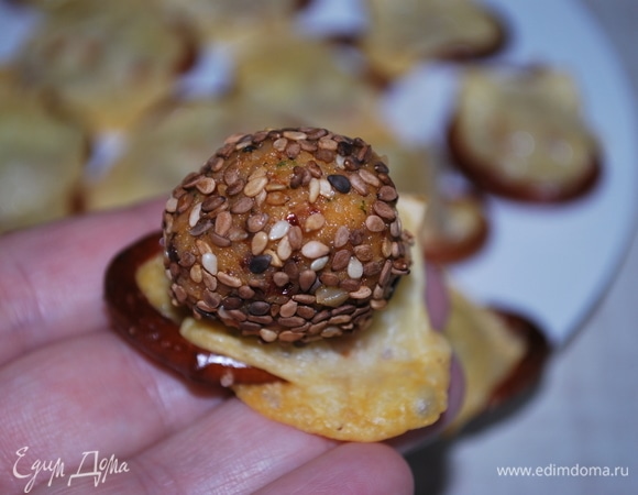 На брецель с сыром выложите сырный шарик.