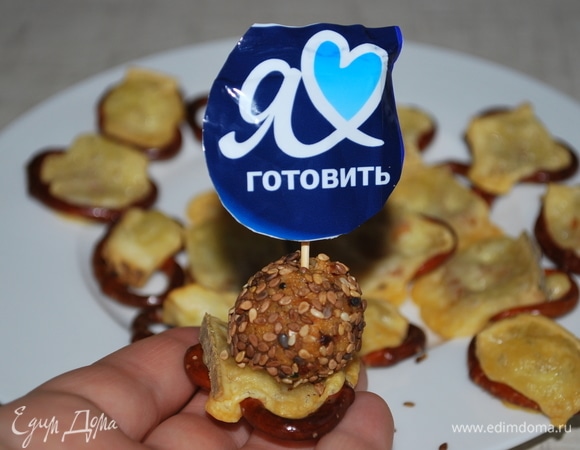 Готовится такая закуска очень быстро и просто. Запеченный сыр на хрустящем кренделе очень хорошо сочетается с сырным пикантным шариком.