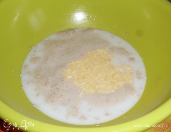 В чашку к молочной смеси добавляем майонезную смесь. Перемешиваем.