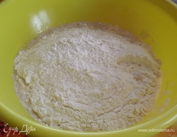 Добавляем просеянную муку.