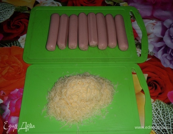 Сыр натираем на терке.