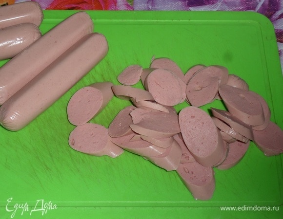 Нарезаем сосиски (или колбаски).