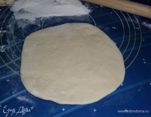 Тесто делим на 2 части. Раскатываем каждый кусок теста в виде лепешки.