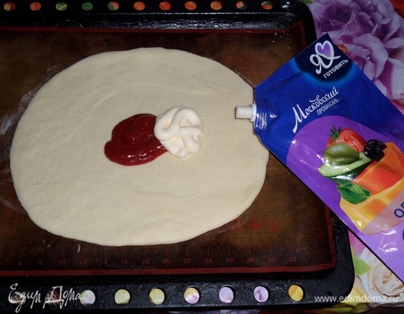 Выкладываем лепешку на противень. Добавляем майонез и кетчуп.