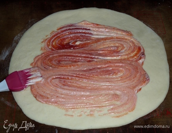 Равномерно распределяем по всей лепешке. Удобно делать с помощью силиконовой кисти.