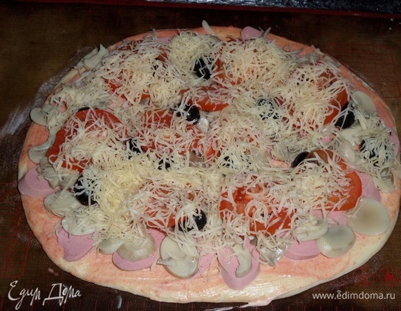 Добавляем натертый сыр.