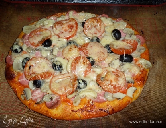 Помещаем противень в разогретую духовку. Выпекаем 10–15 минут при 220°C.