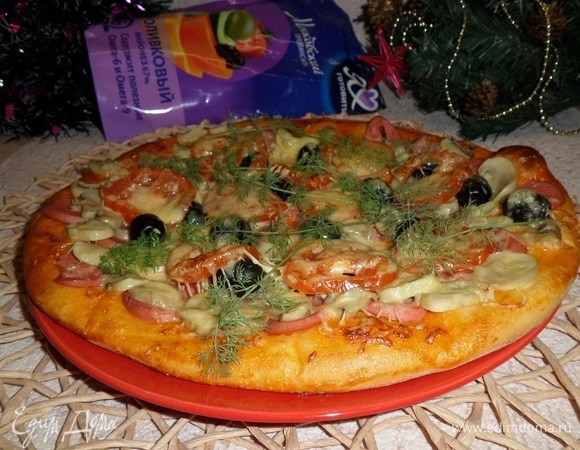 Подаем пиццу, добавив зелень.