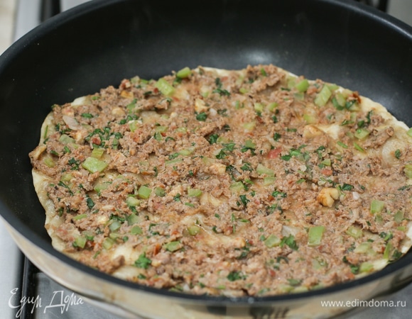 Переложите лахмаджун на разогретую сковороду с антипригарным покрытием (без масла!). Закройте крышку и готовьте лепешки под крышкой до готовности фарша в течение 5-7 минут. (Можно также выпекать в духовке на камне для выпечки)