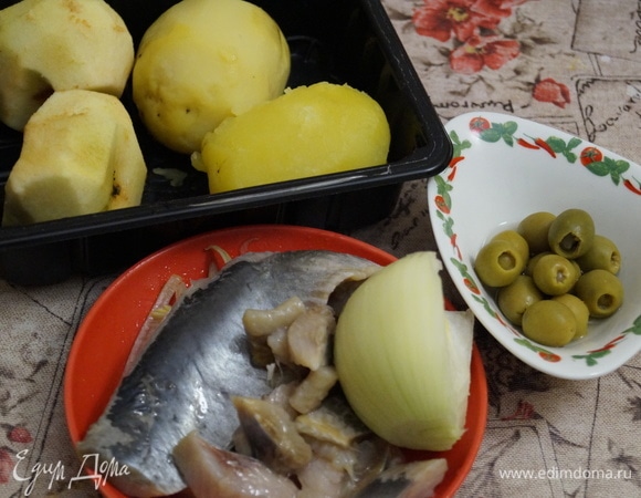 Филе сельди от одной селедки, картофель, лук нарежьте на мелкие кубики.