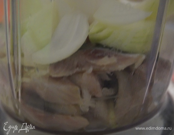 Я лук и селедку измельчила в блендере.