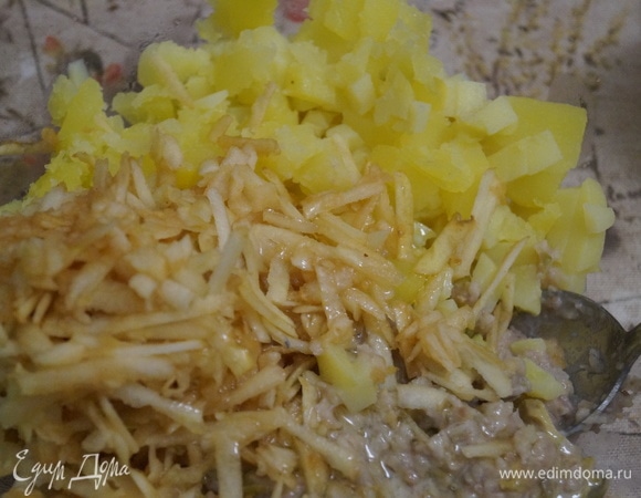 Яблоко натрите на крупной терке.