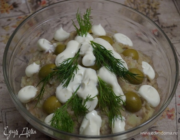 Выложите в салатник, украсьте майонезом, оливками.