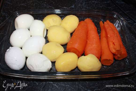 Вареные картофель, морковь и яйца почистить.