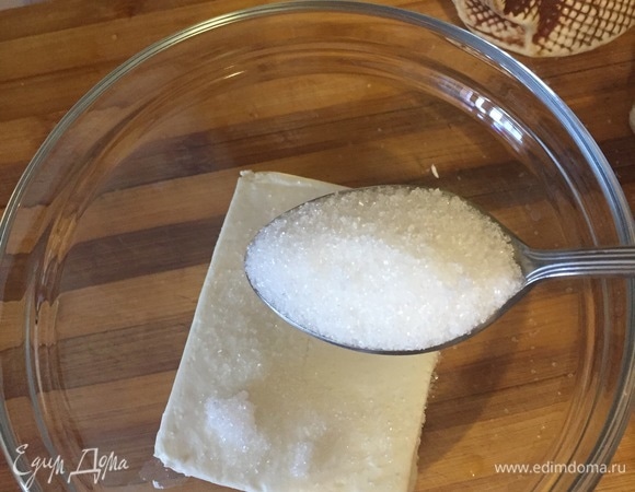 Соединить в емкости творог, сахар.