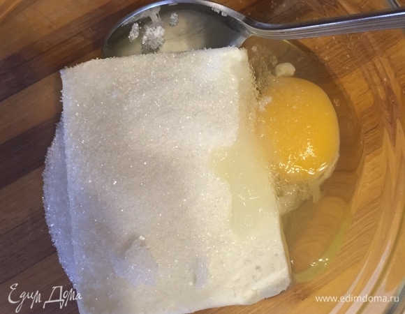 Разбить туда же яйцо, все растереть. Добавить муку и манку. Хорошо перемешать.