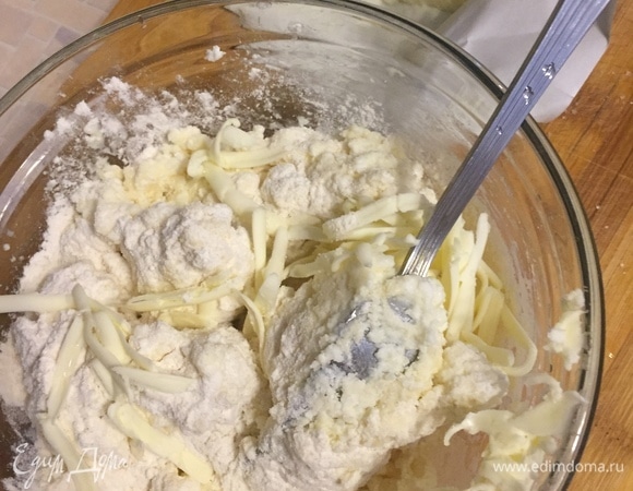 Натереть на крупной терке сливочное масло.