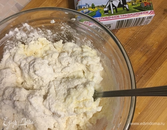 Все перемешать. Скатать шарики, обвалять их в муке, чтоб не прилипали к рукам. Приплюснуть и жарить на раскаленной сковороде с добавлением растительного масла.