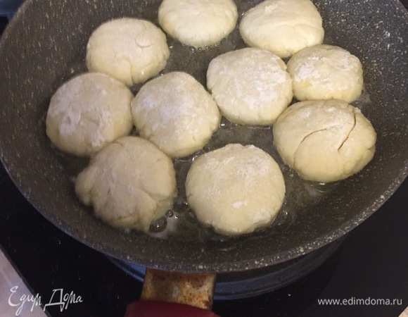 Жарить на среднем огне до образования румяной корочки.