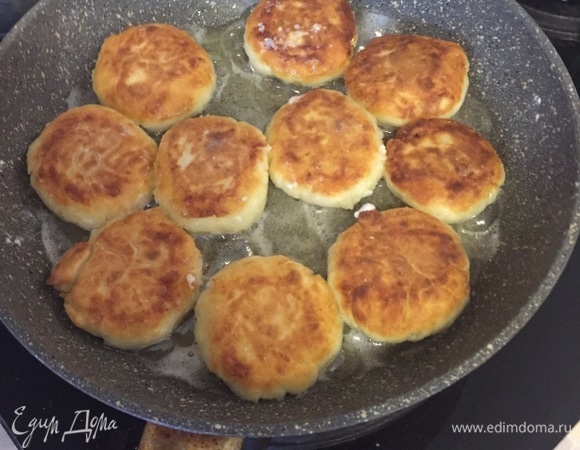 Перевернуть на другую сторону, жарить до румяности. Затем убавить огонь, закрыть крышкой и томить на медленном огне 5 минут. Подавать с молоком и с вареньем из шишек.